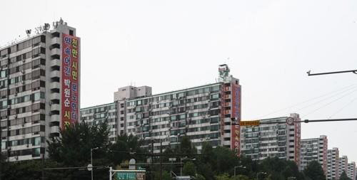 민간택지 분양가상한제 발표후 강남 재건축 단지의 약세가 뚜렷해졌다. 잠실주공5단지는 전용 82㎡ 호가가 21억원을 밑돌고 있다. 사진은 잠실주공5단지 전경.<연합뉴스>